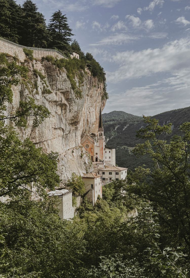 iglesia en la roca en italia